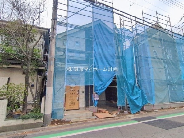外観:前面道路含む現地外観写真（建築中）