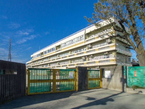 周辺環境:国分寺市立第二小学校(読書活動や英語活動、交流教育、環境教育の推進。また、体験的な学習や問題解決的な学習を取り入れ、主体的に学ぶ態度を養うための取り込みを行っている学校です。)