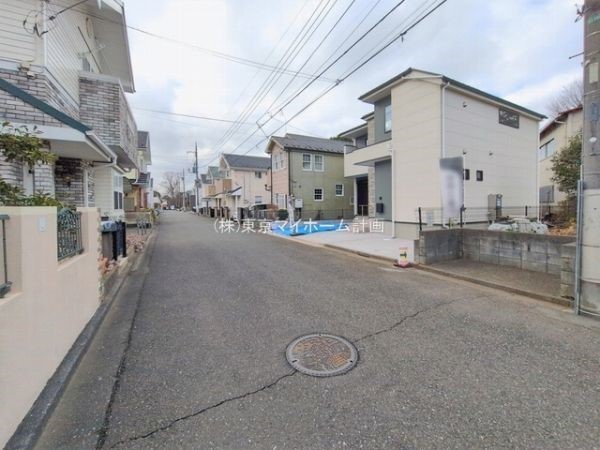 外観:前面道路含む現地外観写真