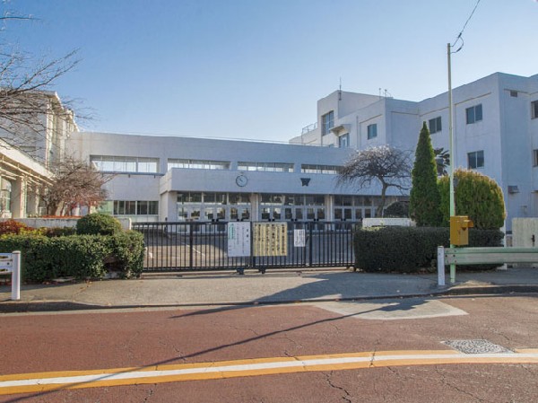 周辺環境:小金井市立第一中学校(平成２９ 年に創立７０周年を迎える、歴史と伝統のある中学校です。)