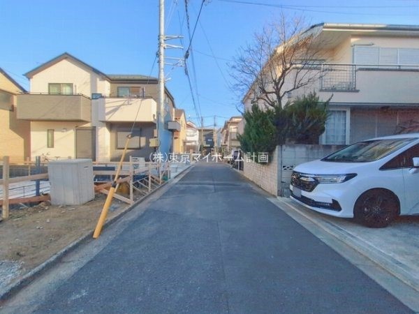外観:前面道路含む現地外観写真（建築中）
