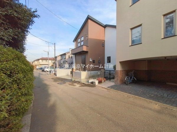 外観:前面道路含む現地外観写真