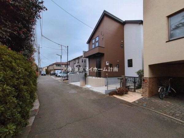 外観:前面道路含む現地外観写真