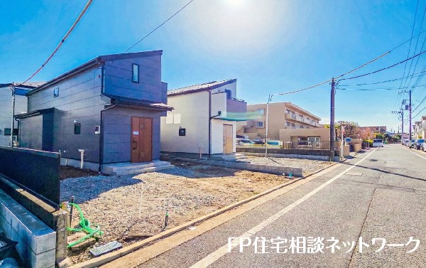 外観:前面道路含む現地外観写真