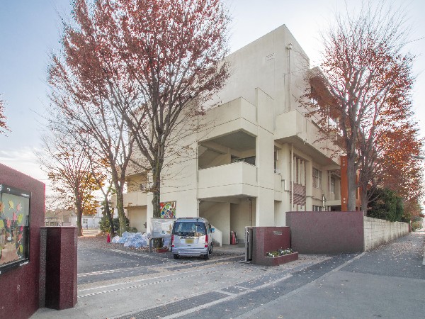 周辺環境:府中市立若松小学校(子供たちの明るい声が響く学校です。)