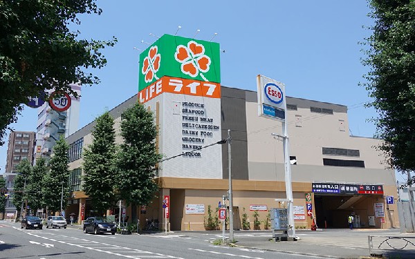 周辺環境:ライフ東府中店(営業時間は9時～24時、駐車場は55台分完備しております。)