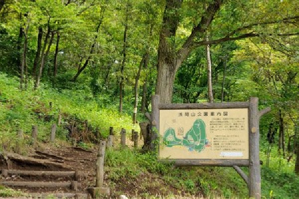 周辺環境:浅間山公園(手軽にトレッキングが楽しめる場所として人気が高く、晴れた日には尾根の一部からは富士山も眺められる)