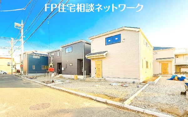 外観:前面道路含む現地外観写真