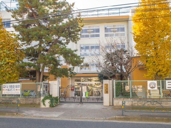 周辺環境:三鷹市立第一小学校(教育目標は「ゆたかな心をもつ子ども　すすんで学ぶ子ども　健康でたくましい子ども」です。)