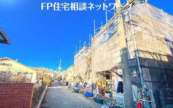 外観:前面道路含む現地外観写真（建築中）