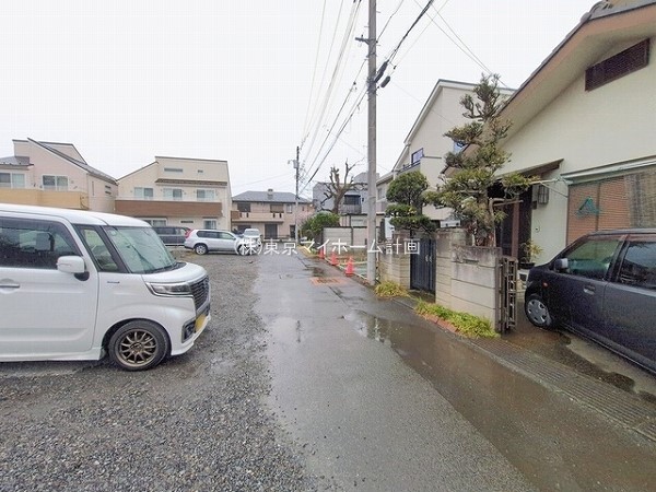 外観:前面道路含む現地外観写真