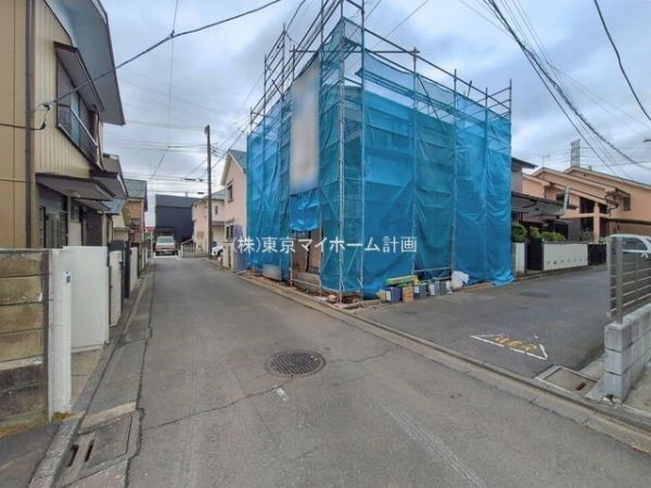 外観:前面道路含む現地外観写真（建築中）