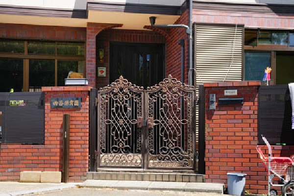 周辺環境:四谷保育園(2歳までの乳幼児を入園対象とする私立認証保育所です。)