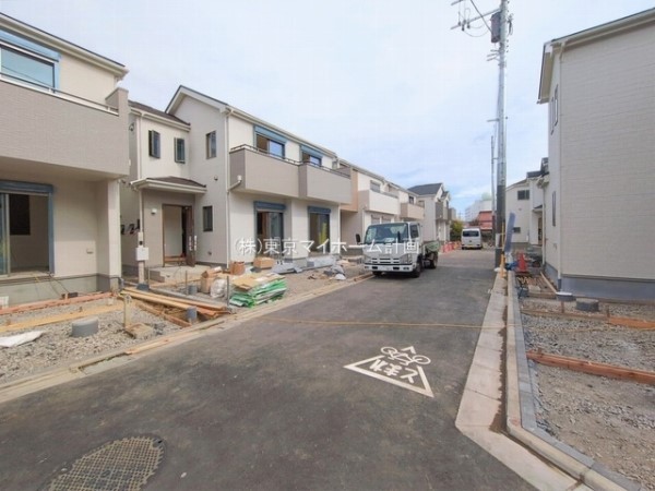 外観:前面道路含む現地外観写真