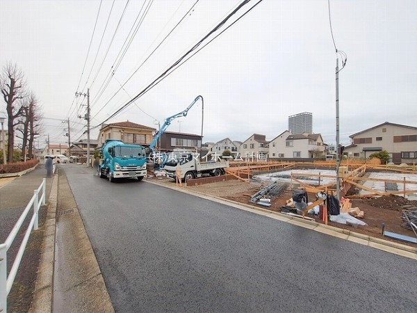 外観:前面道路含む現地外観写真（建築中）