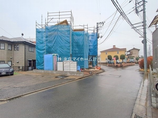 外観:前面道路含む現地外観写真（建築中）