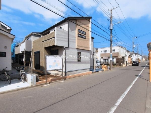 外観:前面道路含む現地外観写真