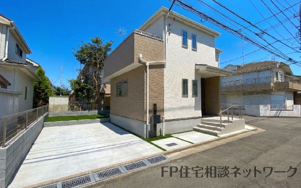 外観:前面道路含む現地外観写真