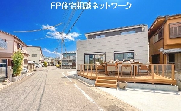 外観:前面道路含む現地外観写真