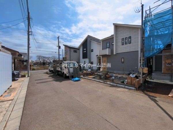 外観:前面道路含む現地外観写真