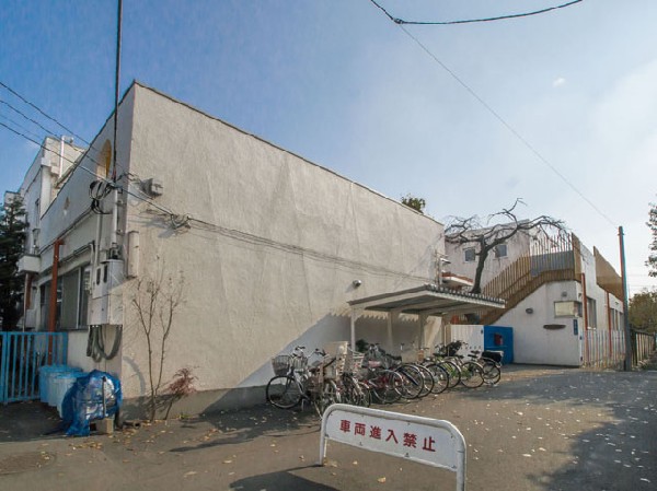 周辺環境:くりのみ保育園(天気のいい日は、遠出の散歩やピクニックを楽しんだり、苗を育て調理に使ったり、調理保育としての毎月クッキングデイを積極的に取り入れたりと体験を大事にしています。)