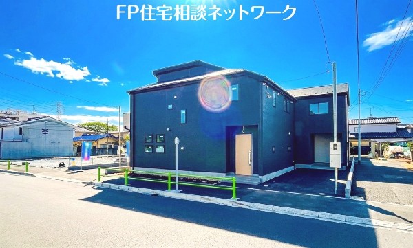 外観:前面道路含む現地外観写真