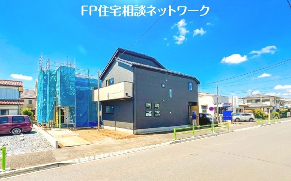 外観:前面道路含む現地外観写真