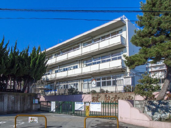 周辺環境:西東京市立谷戸第二小学校(「子供の学びのエンジンを動かして、習得・活用・探究の学びのある学校」を実現し、児童の生きる力を育成します。)