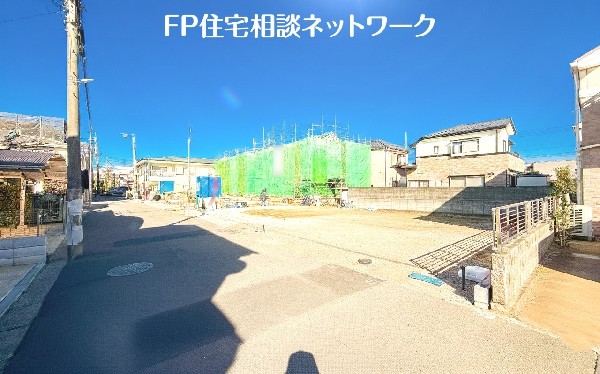 外観:前面道路含む現地外観写真（建築中）