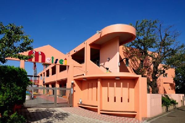 周辺環境:明成幼稚園(園児達は園庭を裸足で駆け回ったり、年中児からお泊り保育へ参加したりするなかから、健康と社会性、自立心を身に付けていく幼稚園です。)