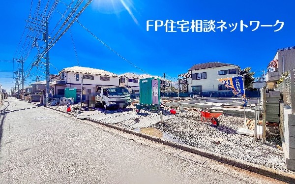 外観:前面道路含む現地外観写真（建築中）