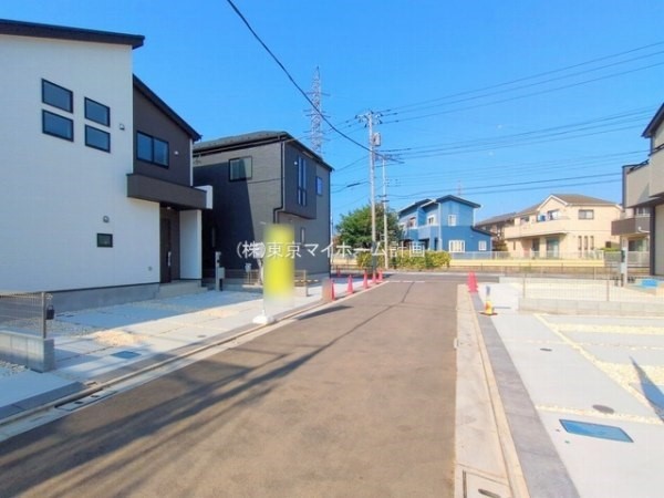 外観:前面道路含む現地外観写真