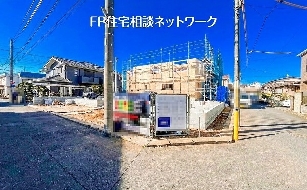 外観:前面道路含む現地外観写真（建築中）