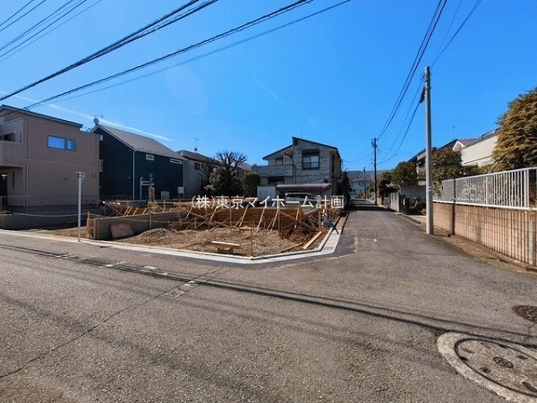 外観:前面道路含む現地外観写真（建築中）