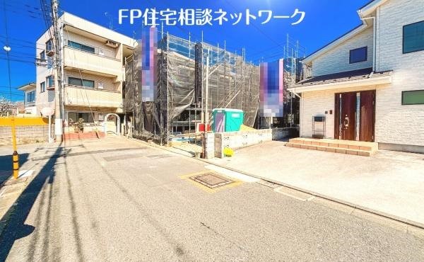 外観:前面道路含む現地外観写真（建築中）