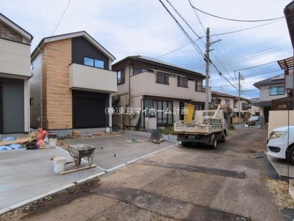 外観:前面道路含む現地外観写真