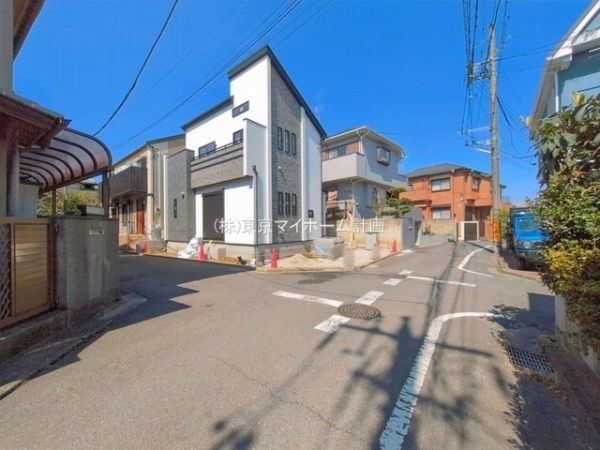 外観:前面道路含む現地外観写真