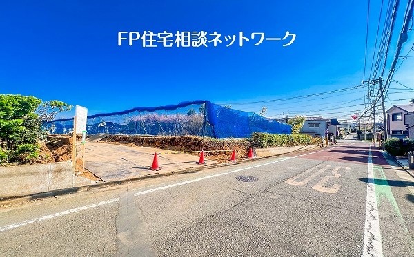 外観:前面道路含む現地土地写真