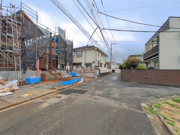 外観:前面道路含む現地外観写真（建築中）