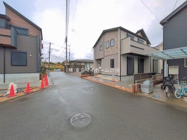 外観:前面道路含む現地外観写真