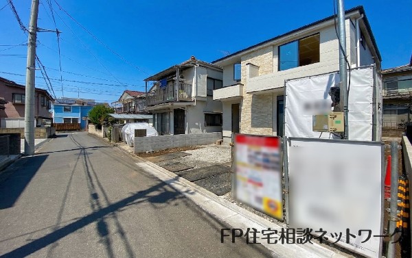 外観:前面道路含む現地外観写真