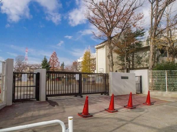 周辺環境:府中市立本宿小学校(開校以来の建学の精神を守り、一人一人が生きる喜びを実感できる「輝きのある子」の育成を目指して、地域とともに歩み続けています。)