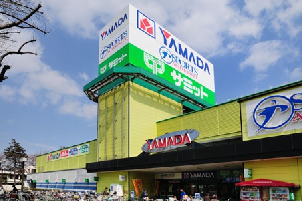 周辺環境:府中ショッピングスクエア(鎌倉街道沿いにある大型ショッピングセンターです。大型家電量販店や大型スポーツ用品専門店など、大型店舗の集合体で日常の物は何でも揃います！)