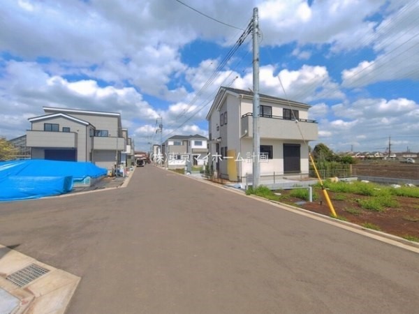 外観:前面道路含む現地外観写真