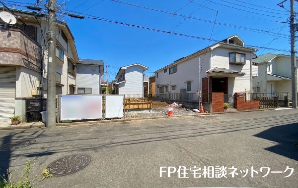 外観:前面道路含む現地外観写真（建築中）