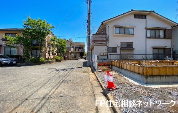 外観:前面道路含む現地外観写真（建築中）