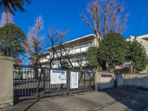 周辺環境:西東京市立向台小学校(日本国憲法や教育基本法の精紳に則り、よき社会の形成者として、知性と感性をそなえ、互いの人格を尊重しあって生活できる人間性豊かな子どもの育成を目指す。)