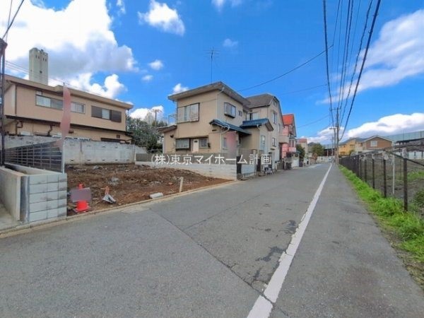 外観:前面道路含む現地土地写真