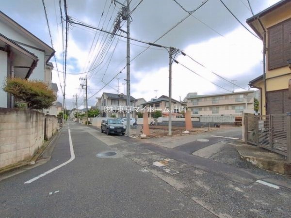 外観:前面道路含む現地外観写真（建築中）