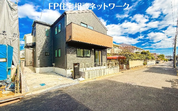 外観:前面道路含む現地外観写真